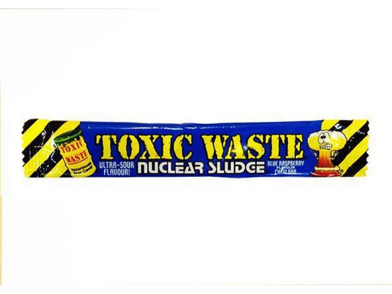 Токсик это в молодежном. Toxic waste жевательная конфета. Жевательная конфета Toxic waste nuclear Sludge малина (синяя), 20гр. Nuclear Sludge малина жевательная конфета 20гр. Кислые конфеты Toxic waste.